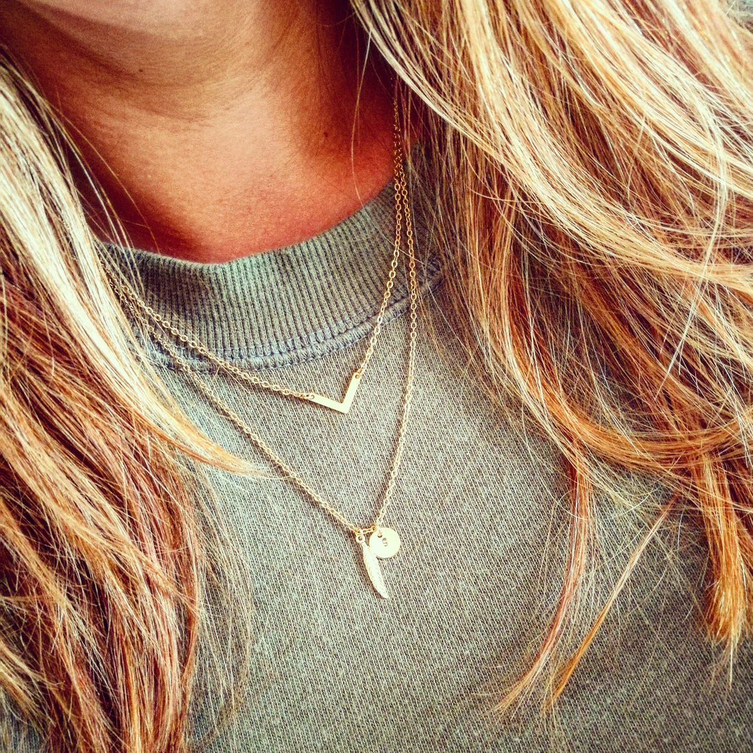 Betekenisvol cadeau voor haar: gepersonaliseerde ketting met initiaal en veertje