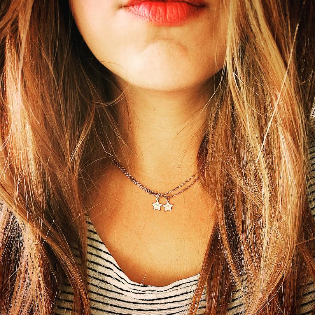 Minimalistische goudkleurige initials kettingen met letters gedragen door vrouw. Demi-fine jewelry collectie lux & luz.