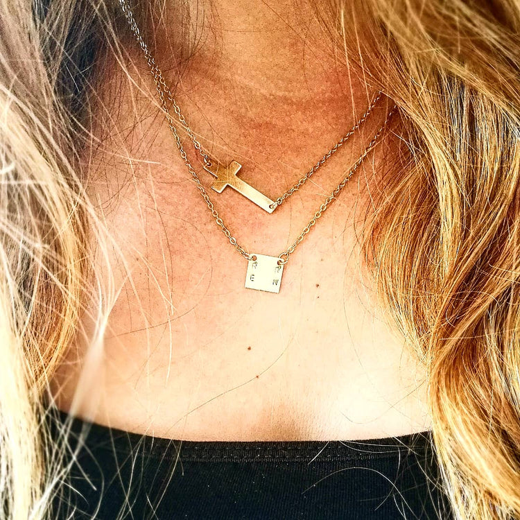 Gelaagde gouden 14k Gold Filled ketting met cross connector en subtiel kruisje, handgemaakt door lux & luz.