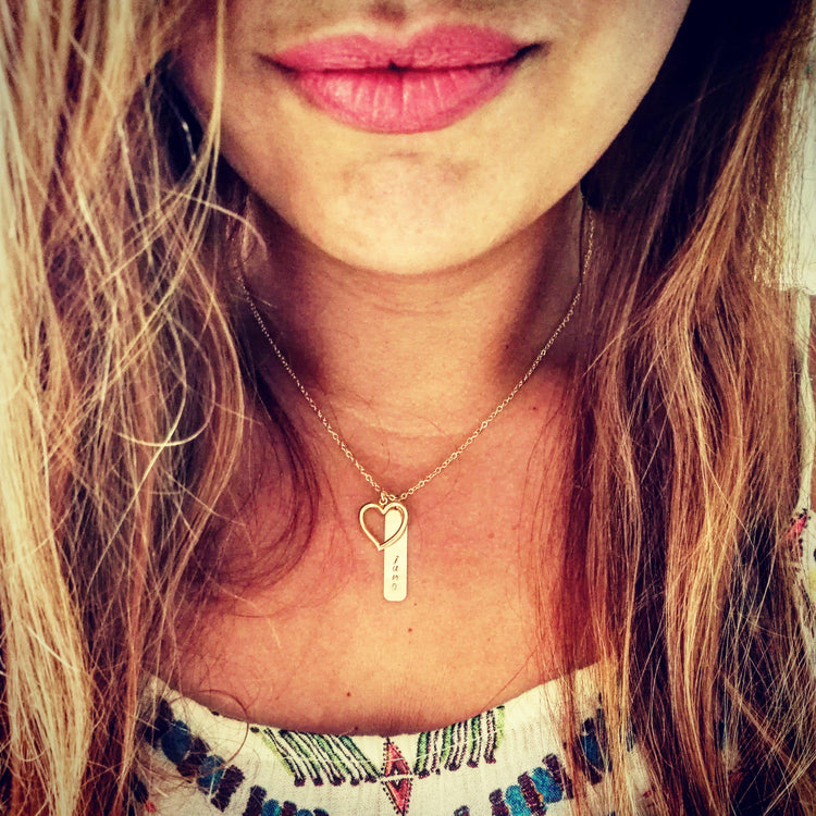 Gouden ketting met open hartje bedel en gegraveerde bar 'Juno', handgemaakt 14k Gold Filled sieraad uit de hartjes collectie van lux & luz.