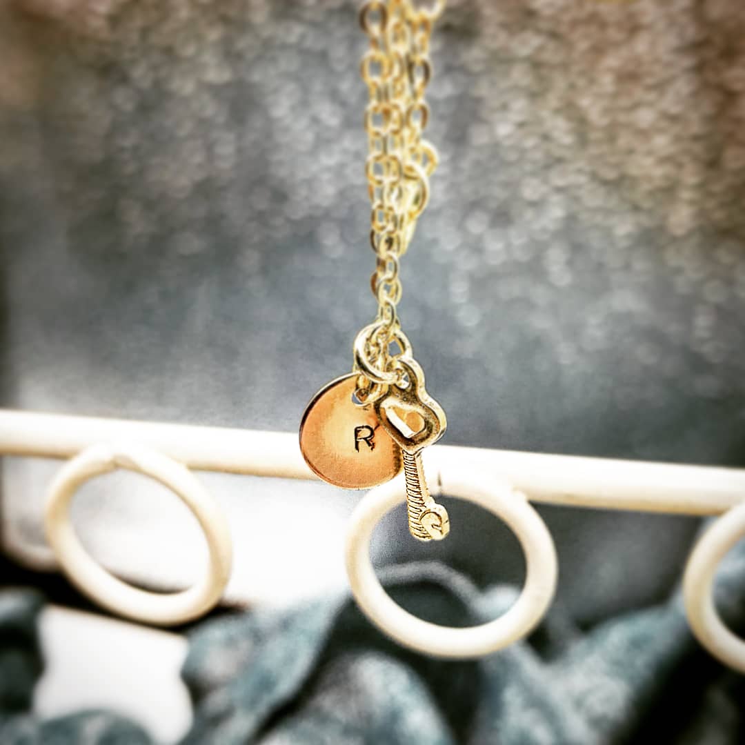 Gepersonaliseerde 14k Gold Filled sleutel ketting met initiaal symbool voor vrouwelijke autonomie lux & luz