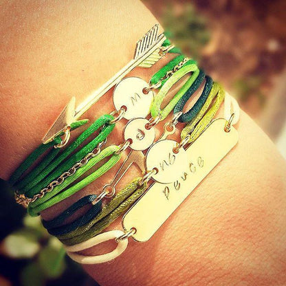 Collectiebeeld van de Armcandy signature lijn met gepersonaliseerde koordarmbandjes in diverse trendy kleuren.