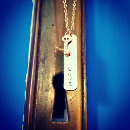 Gepersonaliseerde gouden ketting met 2 hangers - unieke sleutel en tag ketting - shop gepersonaliseerde kettingen, armbandjes en sieraden online - lux & luz - your jewelry