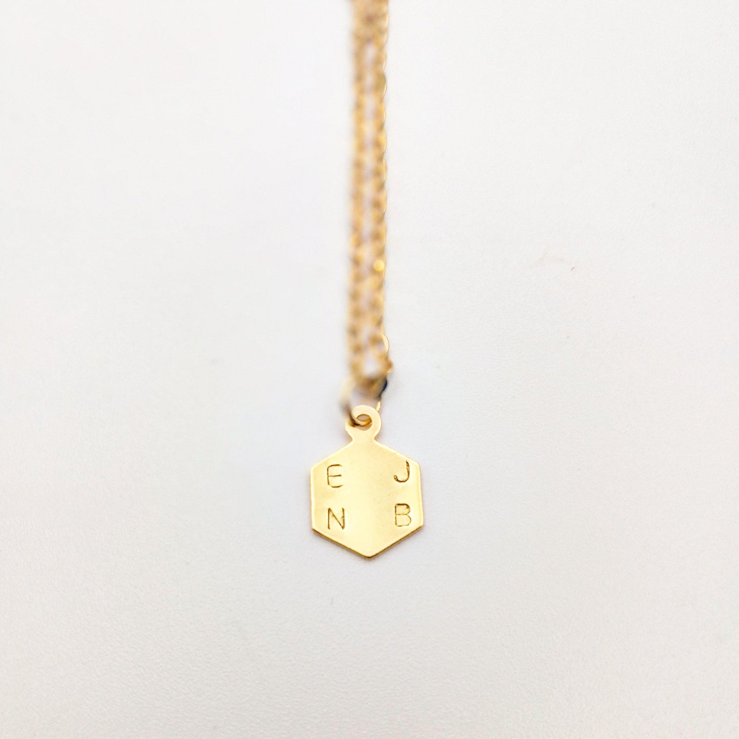 hexagon initialen ketting met 4 letters - lux & luz