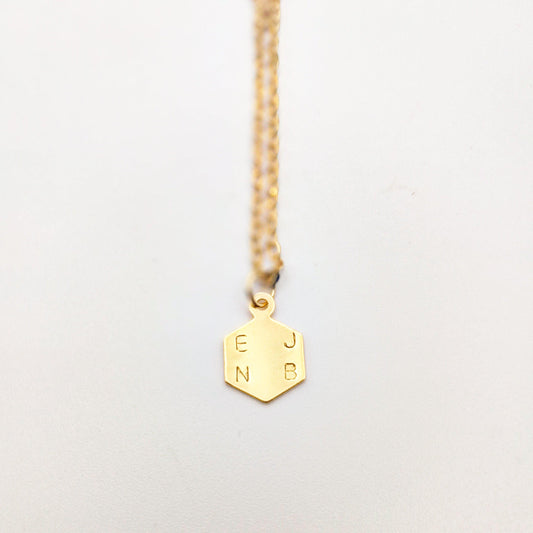 hexagon initialen ketting met 4 letters - lux & luz