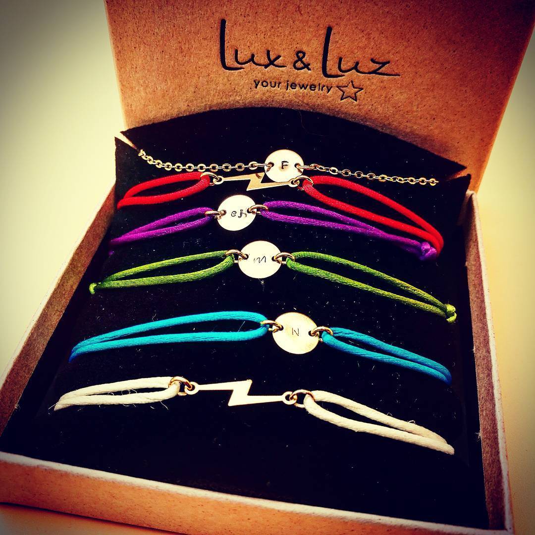 Set van 4 gepersonaliseerde satijnen armbandjes met 14k gold filled initialen - lux & luz