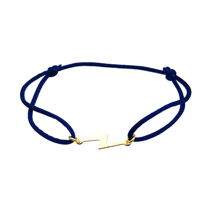 Minimalistische 14k gold filled bliksem bedel op een zijdezacht zwart satin cord; vakkundig vervaardigd voor een luxe en energieke uitstraling.