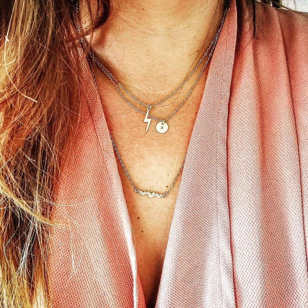 Set van gouden bliksem ketting en andere 14k gold filled demi-fine necklaces, curated luxury