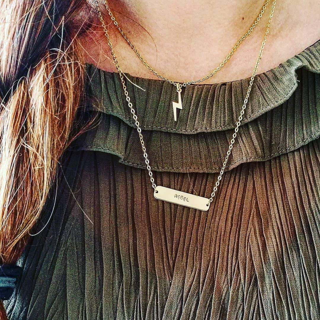 Detail van handgemaakte gouden lightning bolt necklace atelier NL