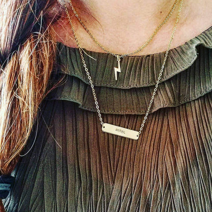 Detail van handgemaakte gouden lightning bolt necklace atelier NL