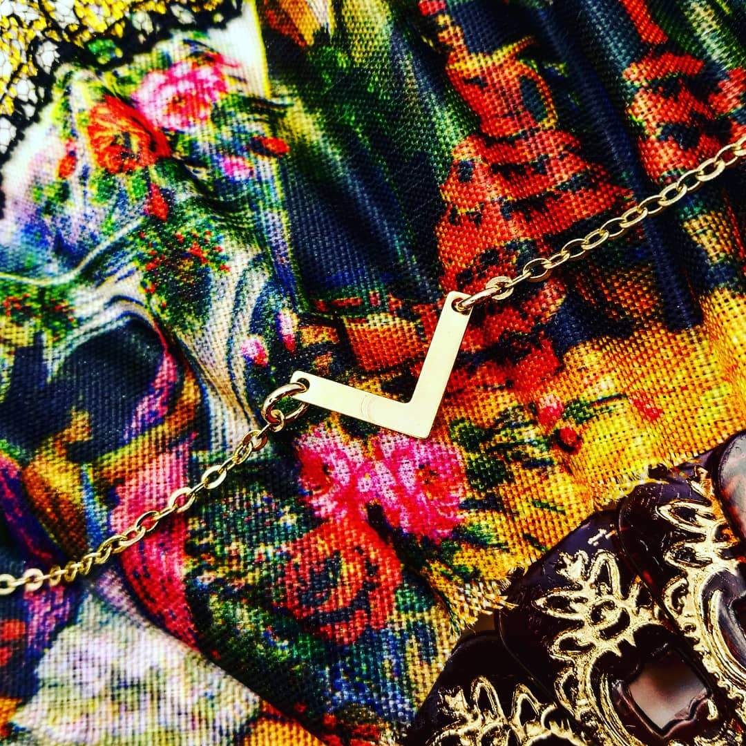 chevron ketting - goudkleurige ketting met chevron - uniek design - shop chevron ketting online bij lux & luz