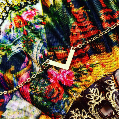 chevron ketting - goudkleurige ketting met chevron - uniek design - shop chevron ketting online bij lux & luz