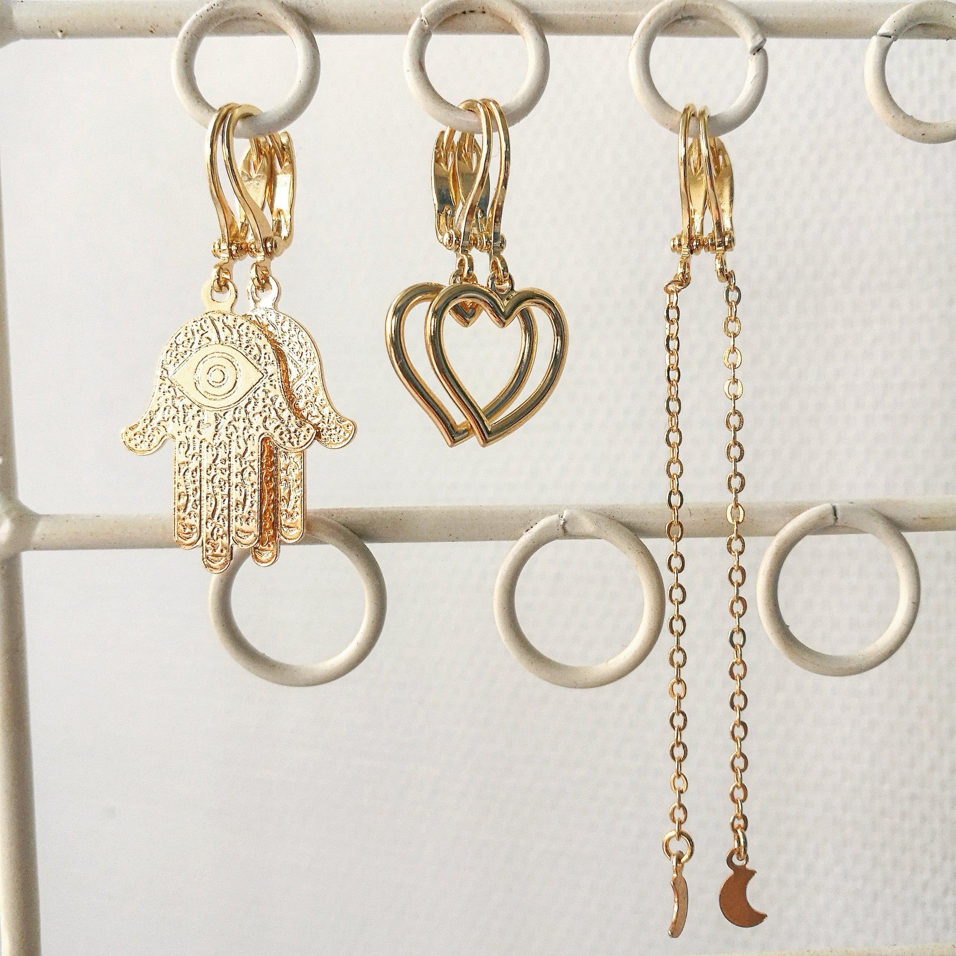 Close-up van de hoogwaardige goudlaag en gold-filled ketting, waterproof oorbellen die niet verkleuren in de douche of zee.