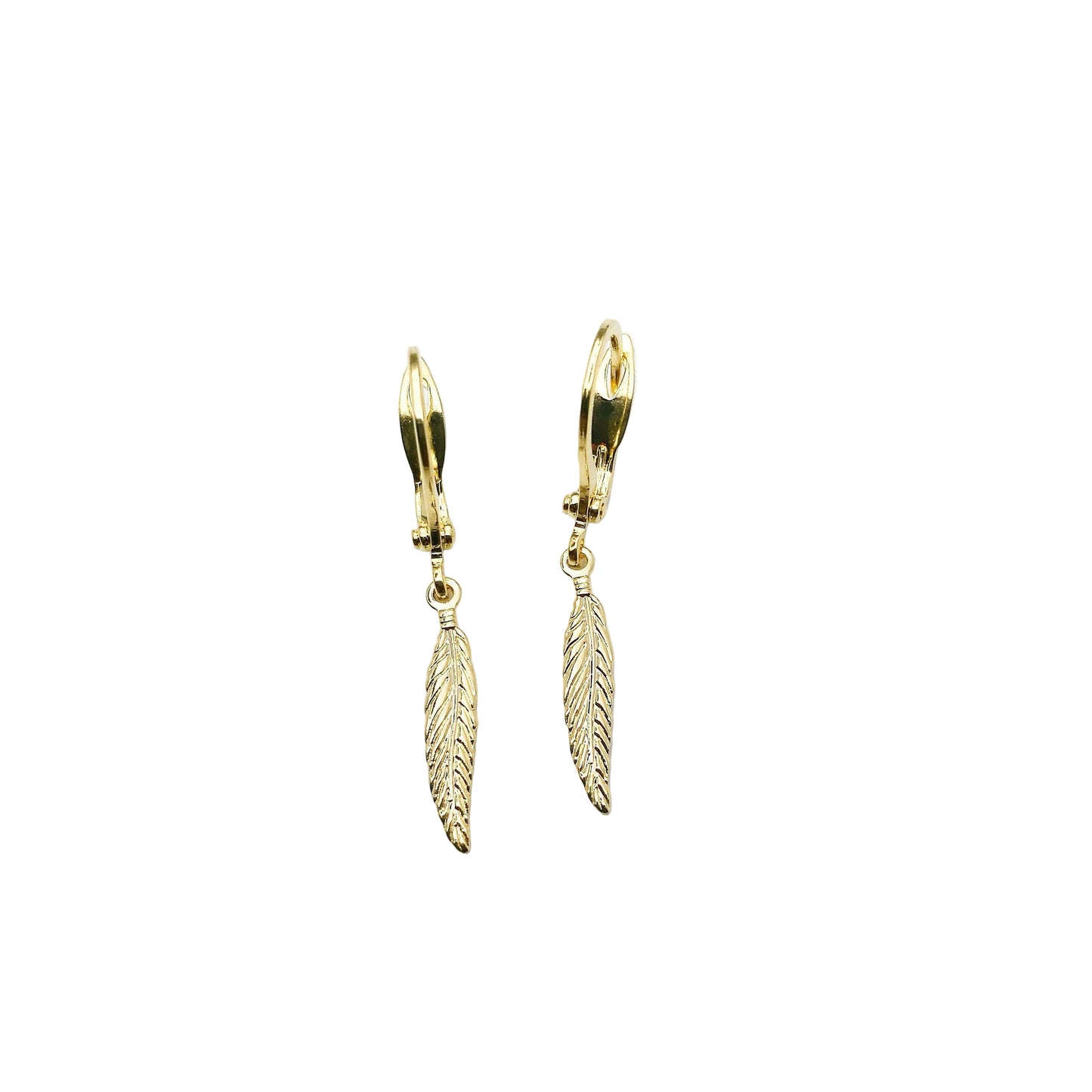 Gouden veer oorbellen van waterproof goud op een witte achtergrond, handgemaakte nikkelvrije sieraden van lux & luz.