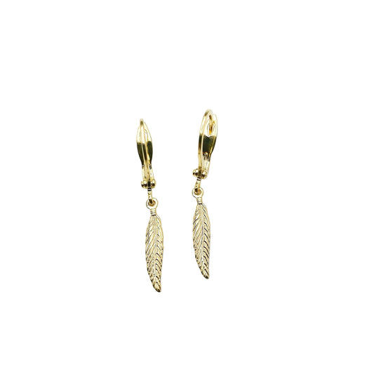 Gouden veer oorbellen van waterproof goud op een witte achtergrond, handgemaakte nikkelvrije sieraden van lux & luz.