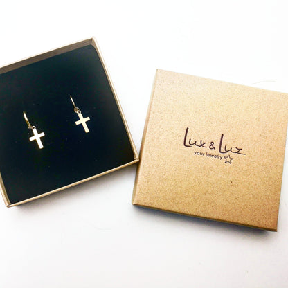 Luxe giftbox met gouden kruisjes, een betekenisvol en hypoallergeen cadeau voor gevoelige oren. lux & luz