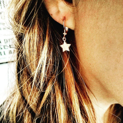 Sieraden set goud met kleine ster hangers gedragen door model hypoallergeen