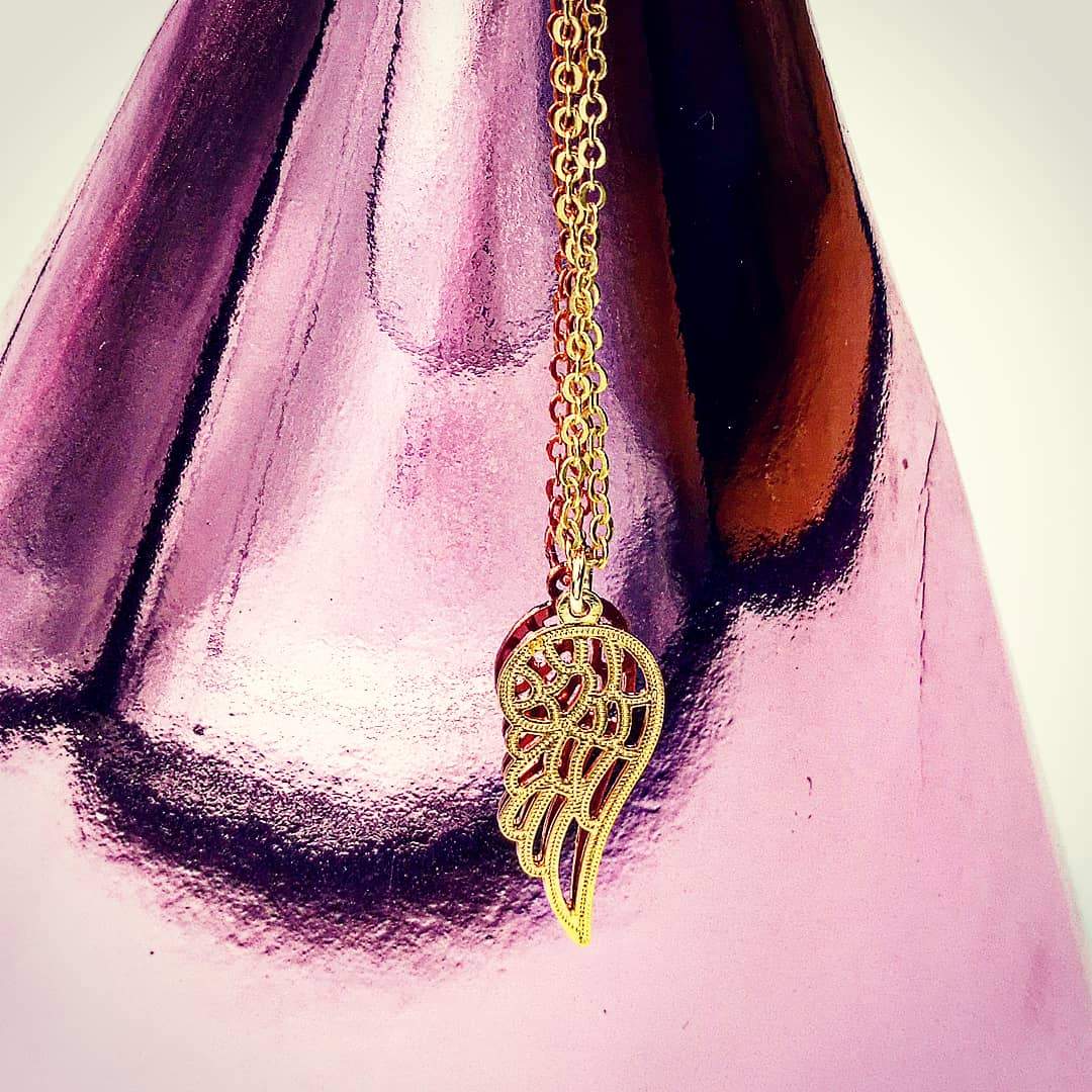 engel ketting - ketting met gouden hanger engelenvleugel - shop bijzondere ketting en meer sieraden bij lux & luz