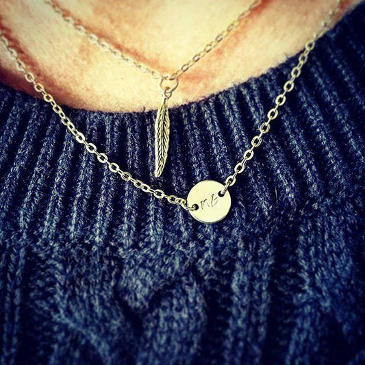 gouden halsketting met hanger - unieke designs shop je online bij lux & luz - deze ketting heeft een hanger in de vorm van een mooi, klein veertje 