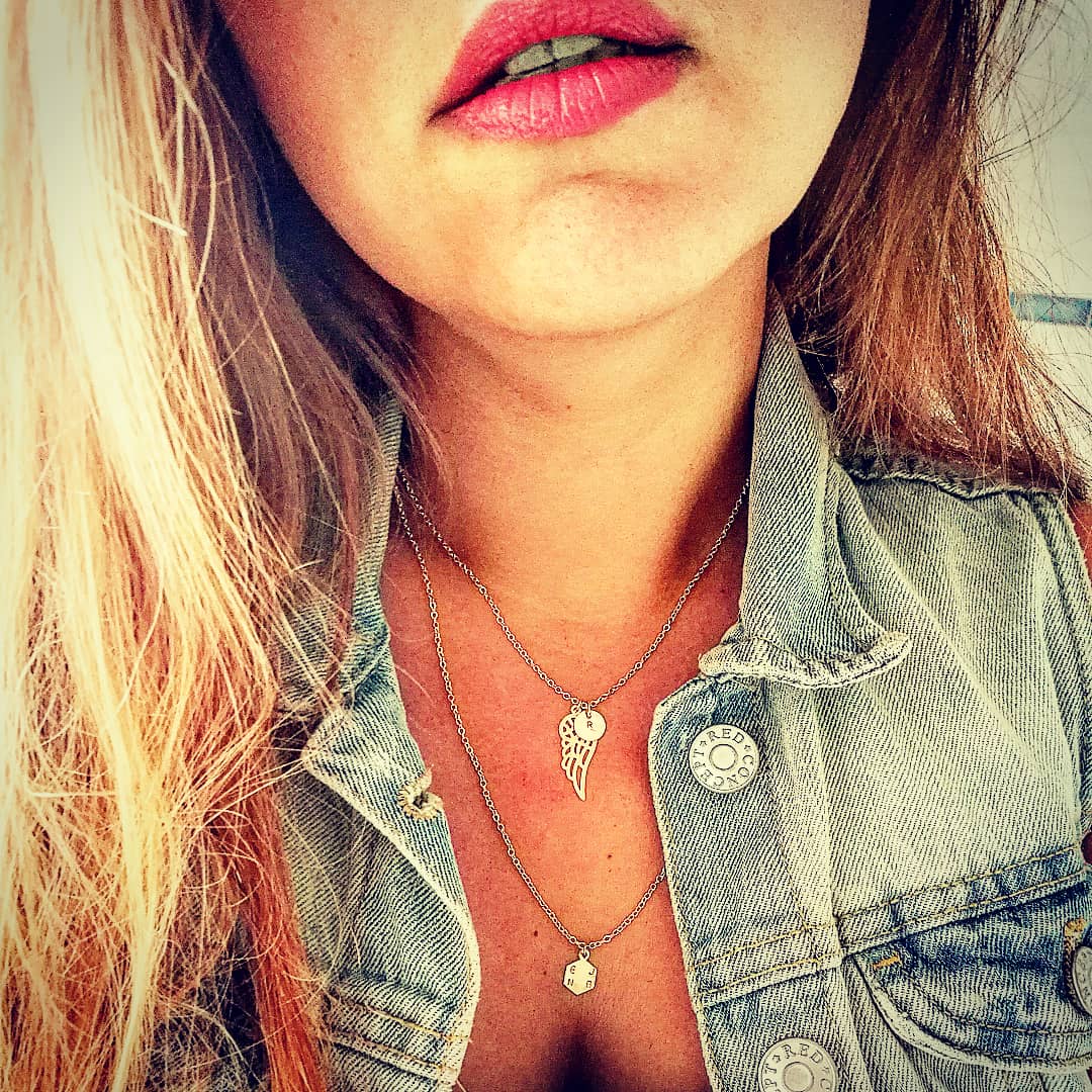 gouden ketting met letter en engelvleugel, gepersonaliseerde ketting - lux & luz your jewelry