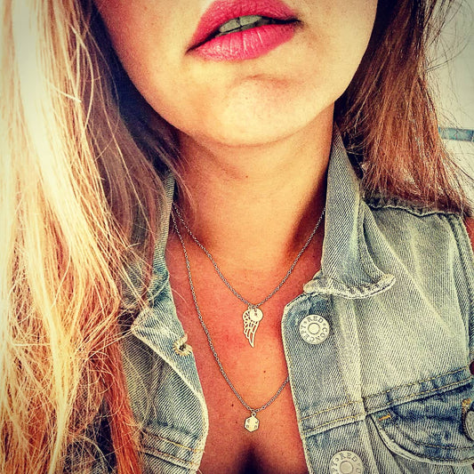 gouden ketting met letter en engelvleugel, gepersonaliseerde ketting - lux & luz your jewelry