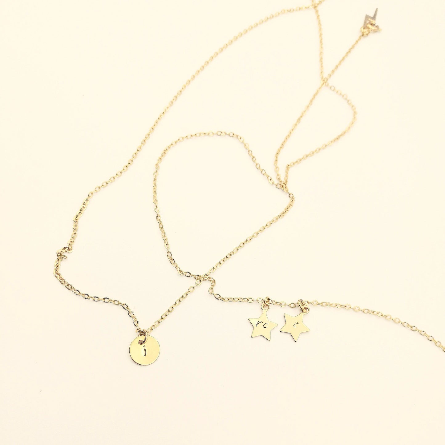 initialen ketting met 3 hangers van goud, unieke sieraden shop je bij lux & luz
