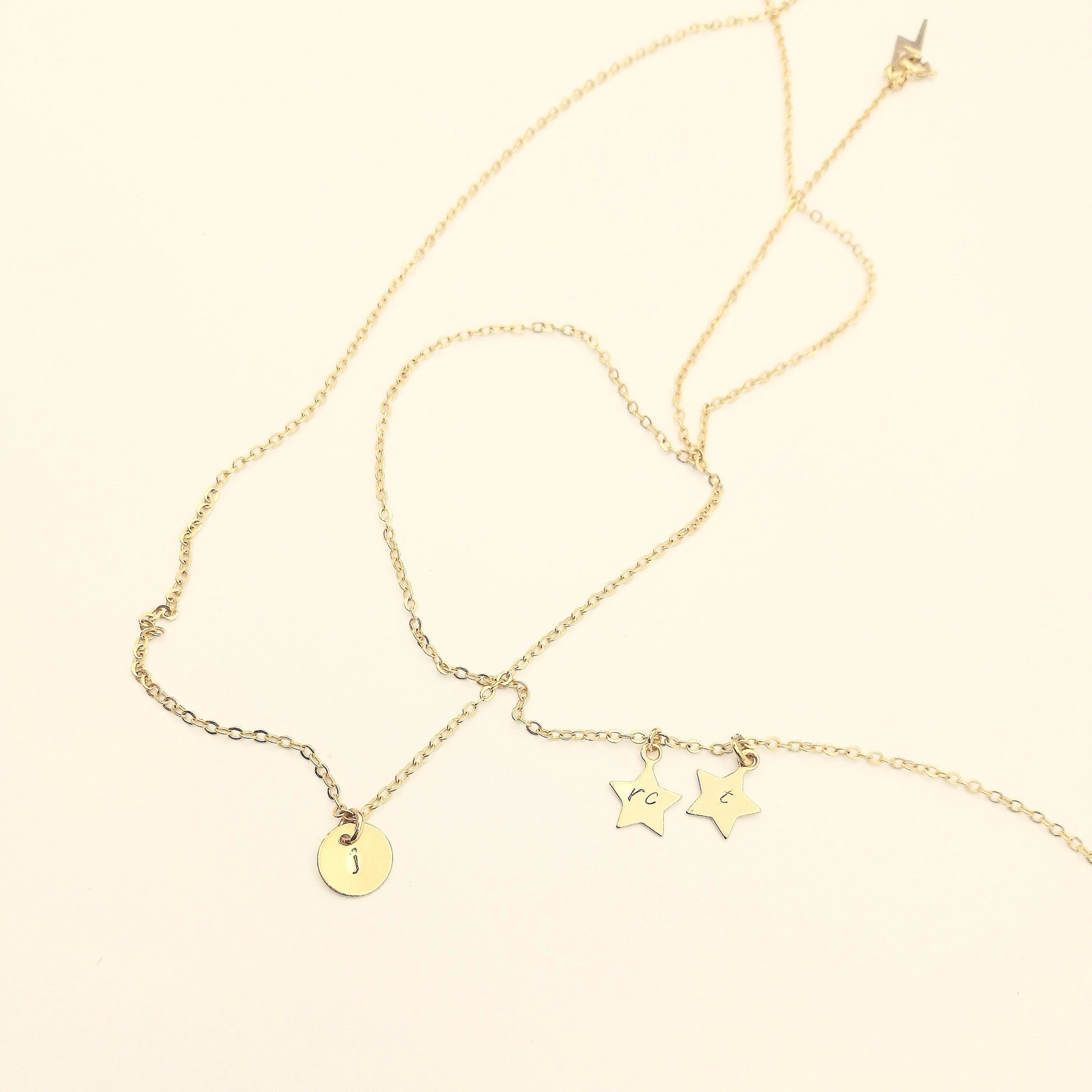 initialen ketting met 3 hangers van goud, unieke sieraden shop je bij lux & luz