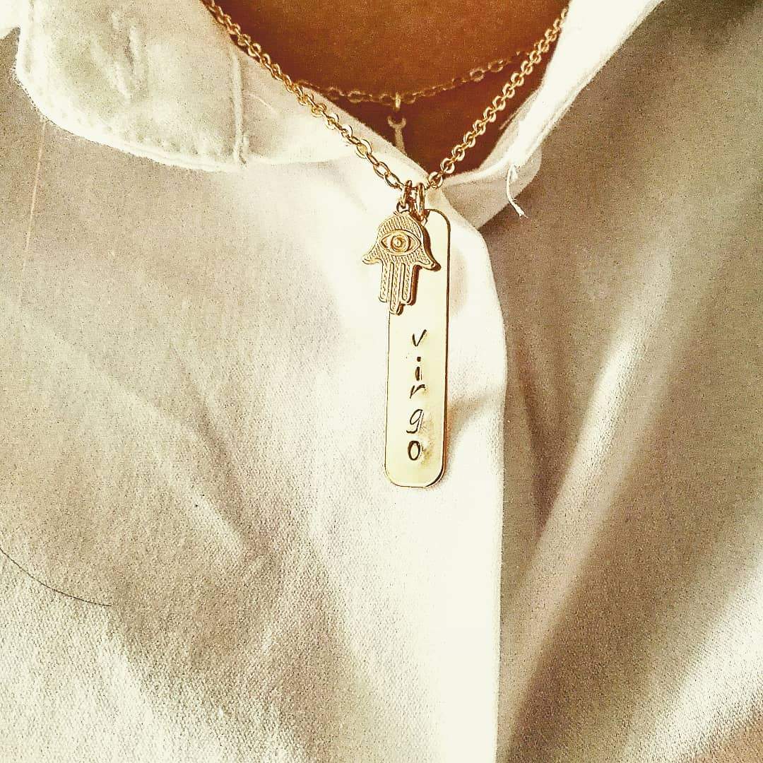 gouden gepersonaliseerde ketting -hamsa hand hanger en naam tag ketting - shop gepersonaliseerde sieraden online - lux & luz - your jewelry