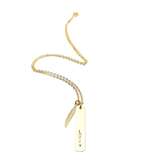 gepersonaliseerde ketting goud met tag en veertje om te personaliseren - shop unieke en gepersonliseerde kettingen en personaliseer je sieraden online bij lux & luz - your jewelry