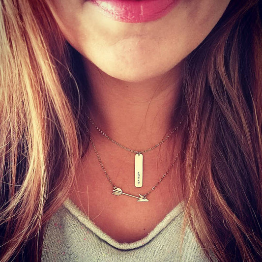 Inclusieve 14k gouden tag ketting met eigen naam of woord, een uniek en persoonlijk ankerstuk voor elk narratief.