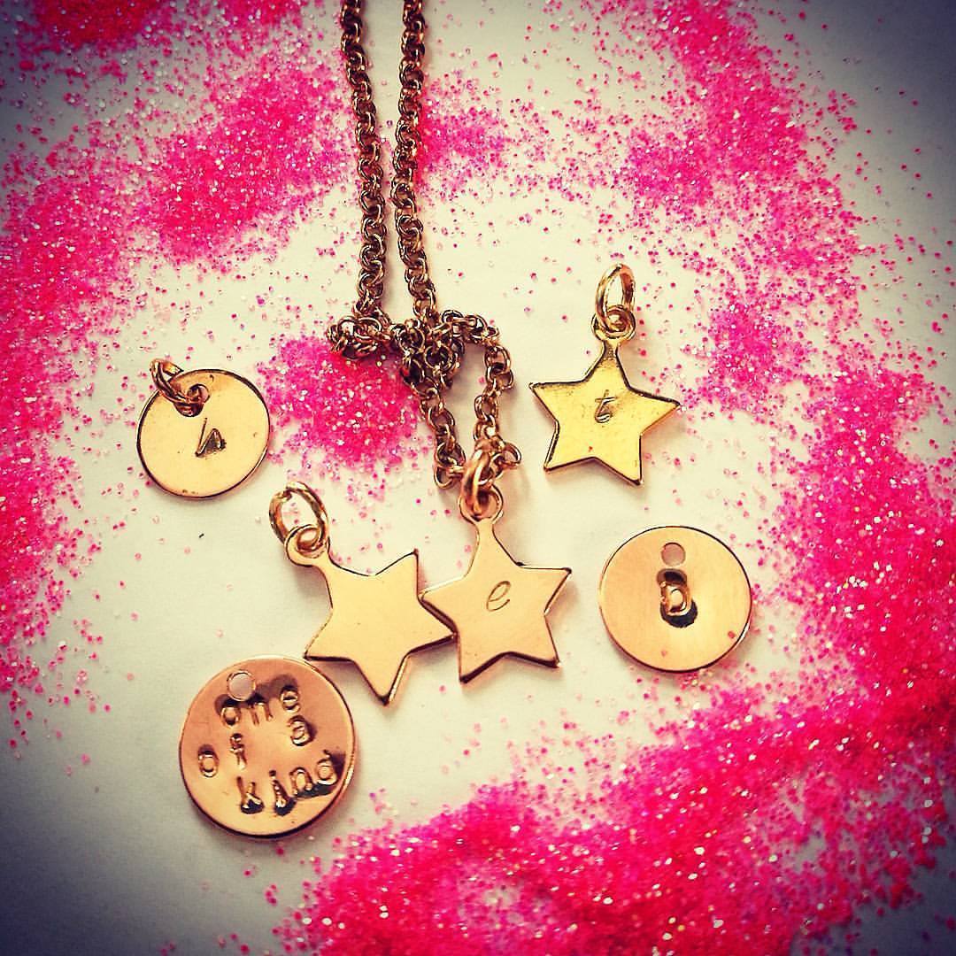 sieraden met initiaal - gouden gepersonaliseerde hangers - sieraden lux & luz