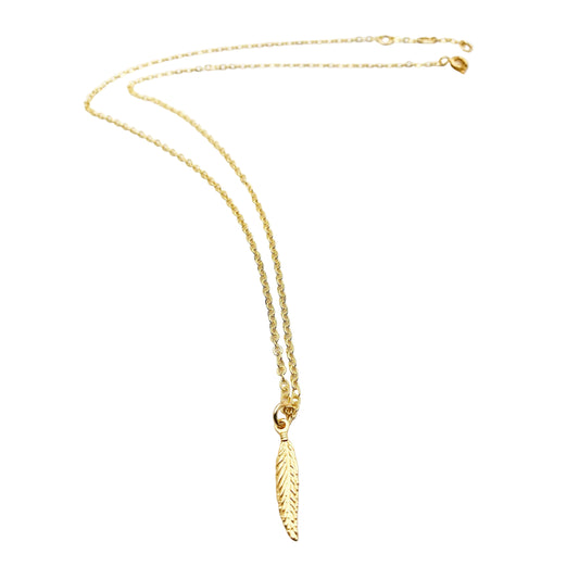 halsketting van goud met hangertje in de vorm van een veertje - boho veer ketting - sieraden en kettingen shop je online bij lux & luz