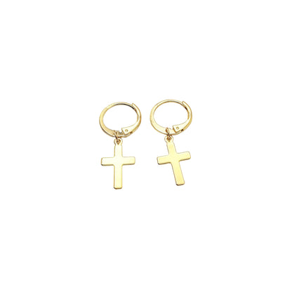 Minimalistische gouden kruis oorbellen van waterproof goud, handgemaakte nikkelvrije sieraden door lux & luz.