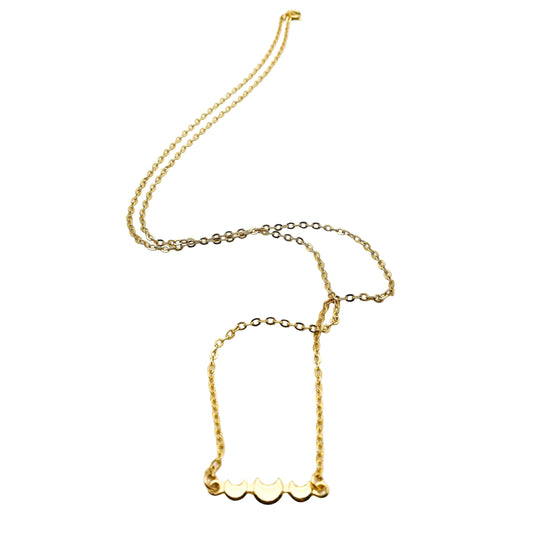 maan ketting - ketting met 3 kleine maantjes op een rij - halsketting van gold filled goud - online unieke sieraden shoppen bij lux & luz - your jewelry