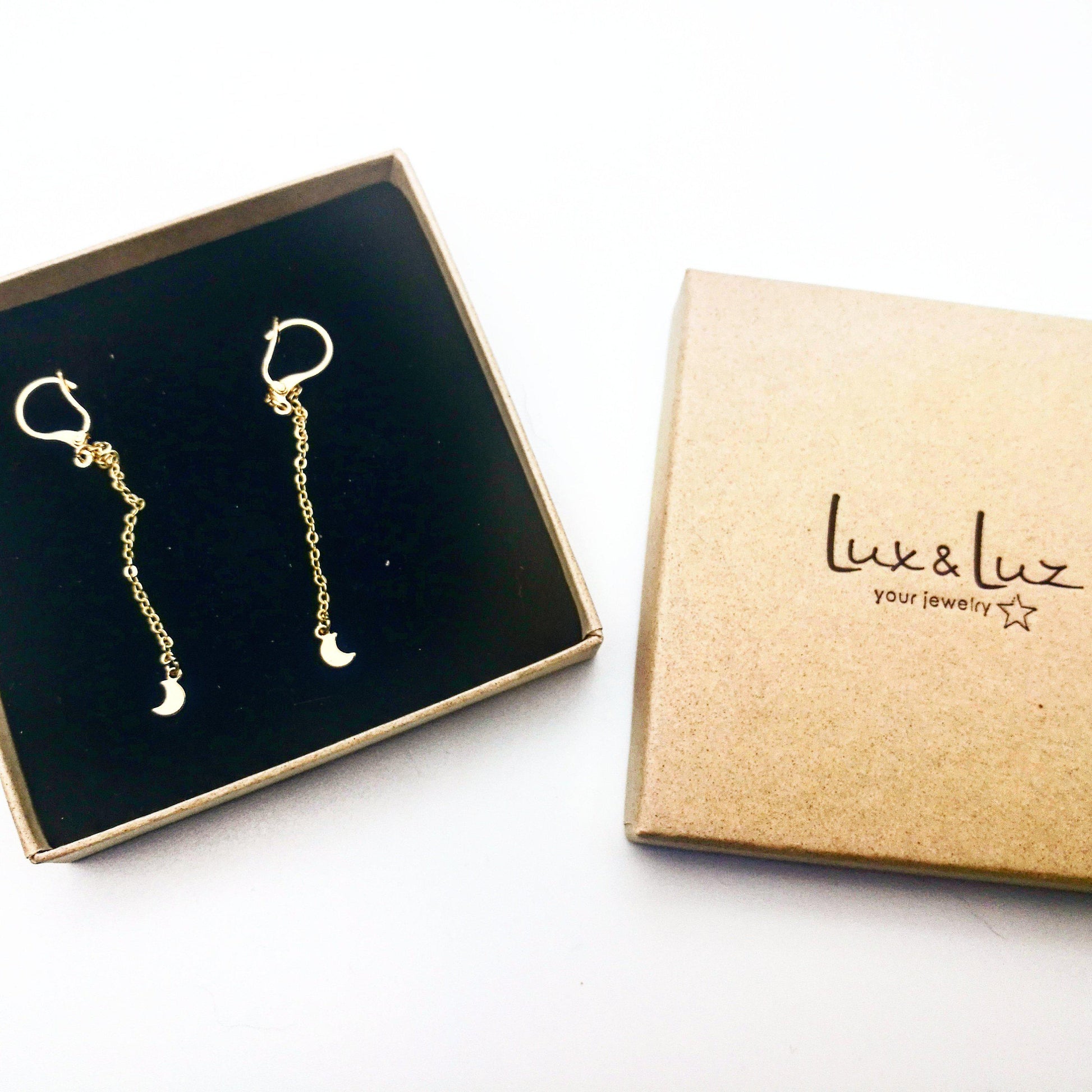 Luxe zwarte giftbox met gouden hangende maan oorbellen, betekenisvol en duurzaam cadeau voor gevoelige oren.