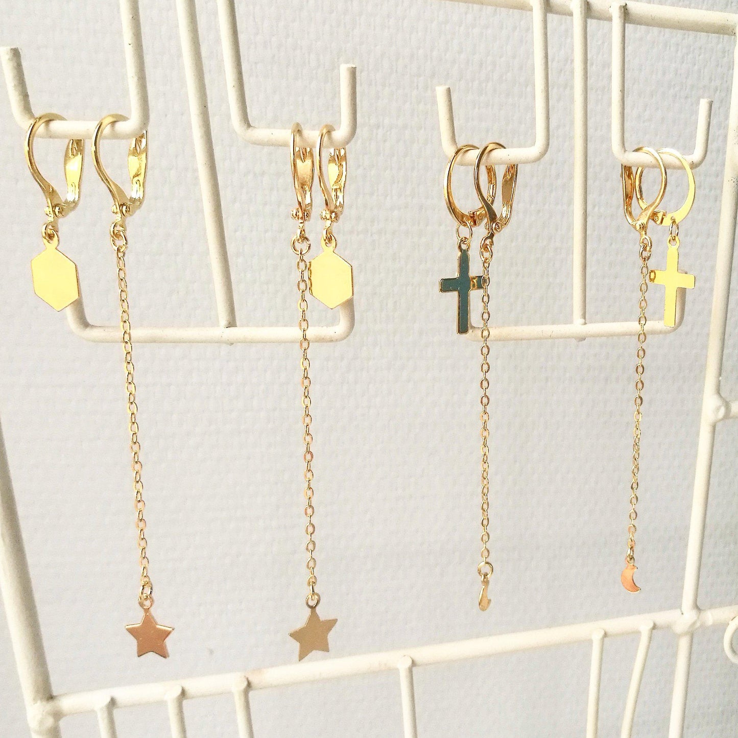 Inspiratie voor een gouden earstack met hangende maantjes en geometrische studs, 100% nikkelvrij en hypoallergeen goud.