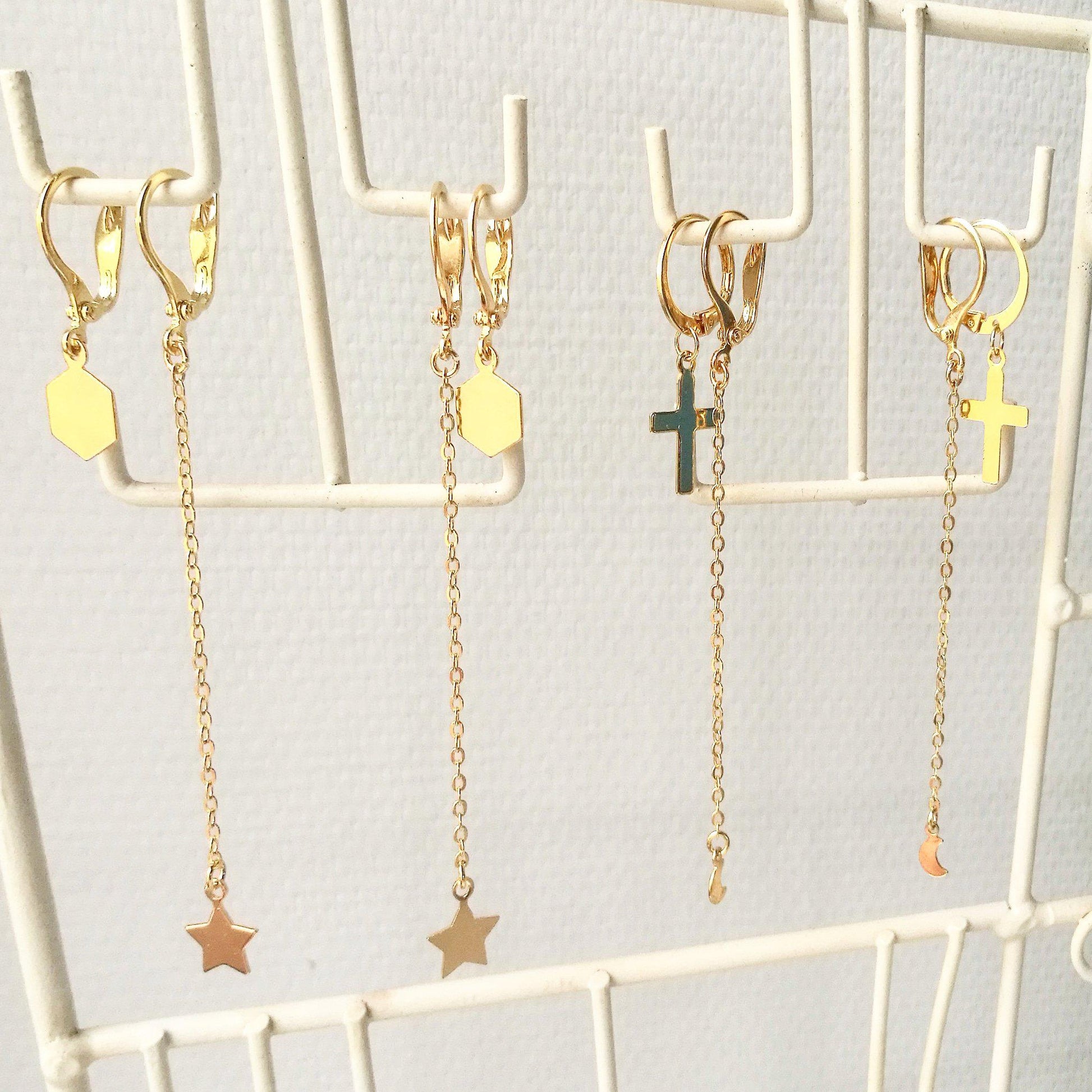 Inspiratie voor een gouden earstack met hangende maantjes en geometrische studs, 100% nikkelvrij en hypoallergeen goud.