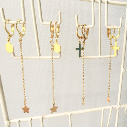 Inspiratie voor een gouden earstack met hangende maantjes en geometrische studs, 100% nikkelvrij en hypoallergeen goud.