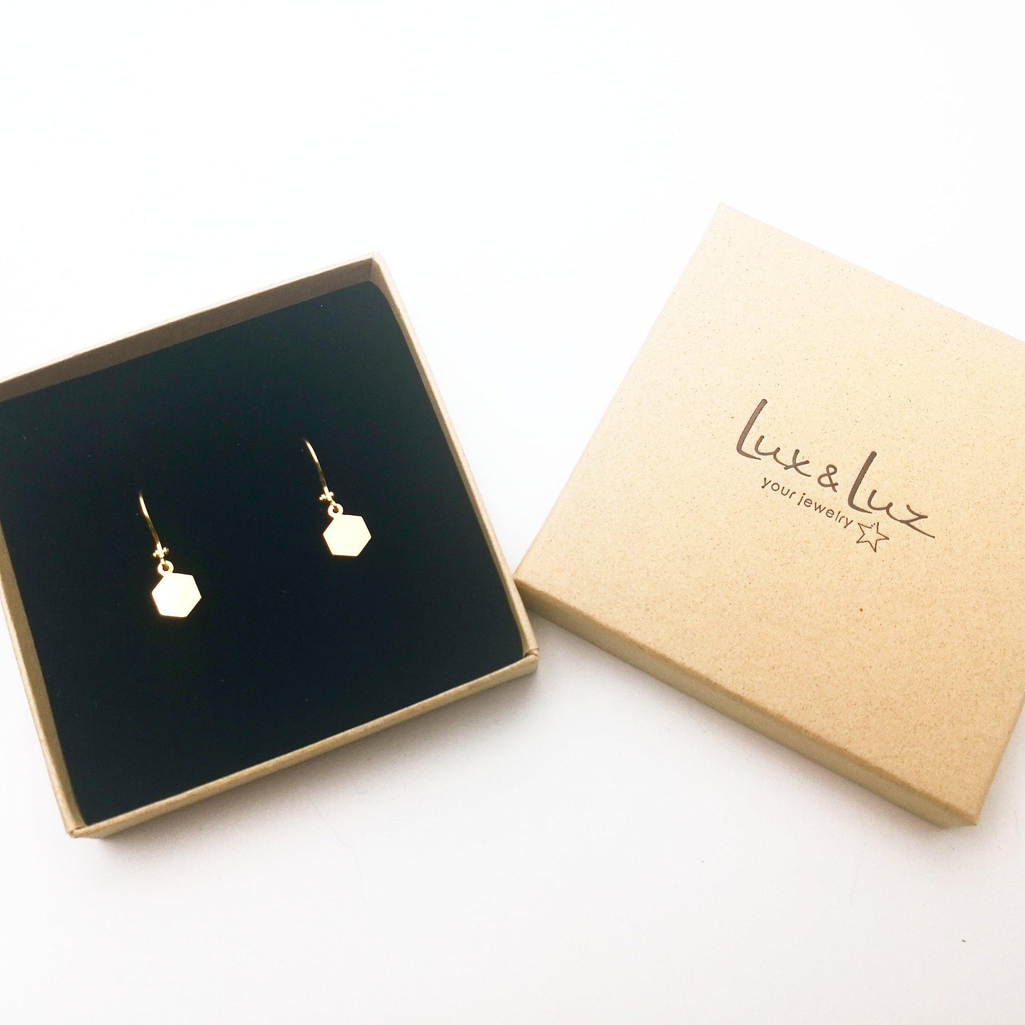 Ethische gouden hexagon oorbellen in luxe giftbox, handgemaakt in Nederland en het perfecte duurzame cadeau voor een moderne look.