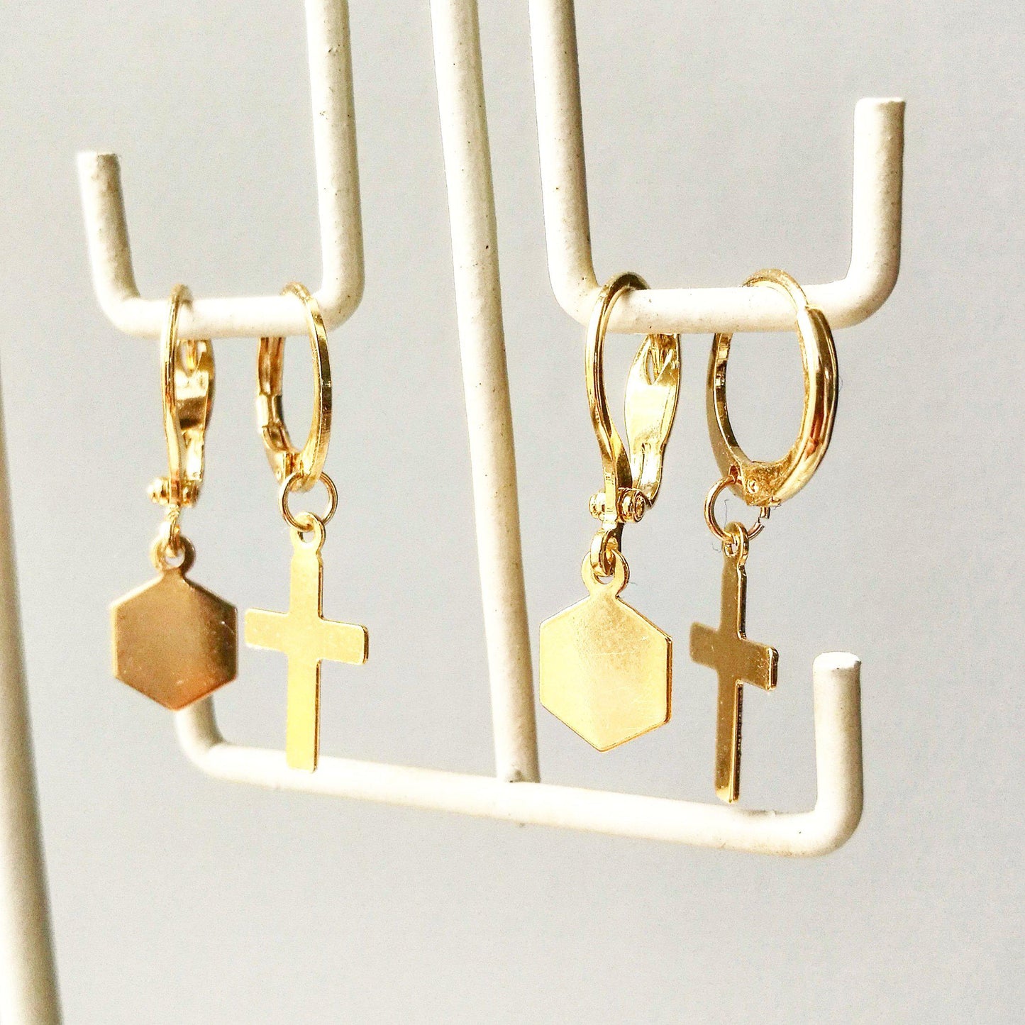 Detail van de handgemaakte afwerking van de gouden hexagon, kleurvast en waterproof goud dat niet verkleurt in de douche.