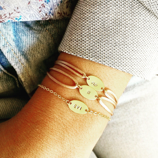 Ovaal sieraad met letter gravure 14k gold filled - waterproof armbandje goud