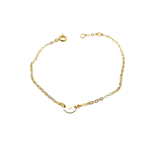 initiaal armband - armbandje met letter - gouden armband met maantje en letter - shop armbandjes met letter bij lux & luz - online sieradenshop - your jewelry