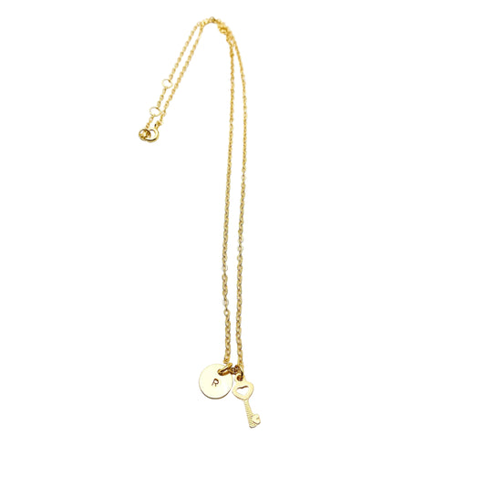 shop online initiaal ketting hanger met sleutel - unieke gepersonaliseerde initiaal ketting gold filled - shop online gepersonaliseerde halsketting met initiaal bij lux & luz - your jewelry