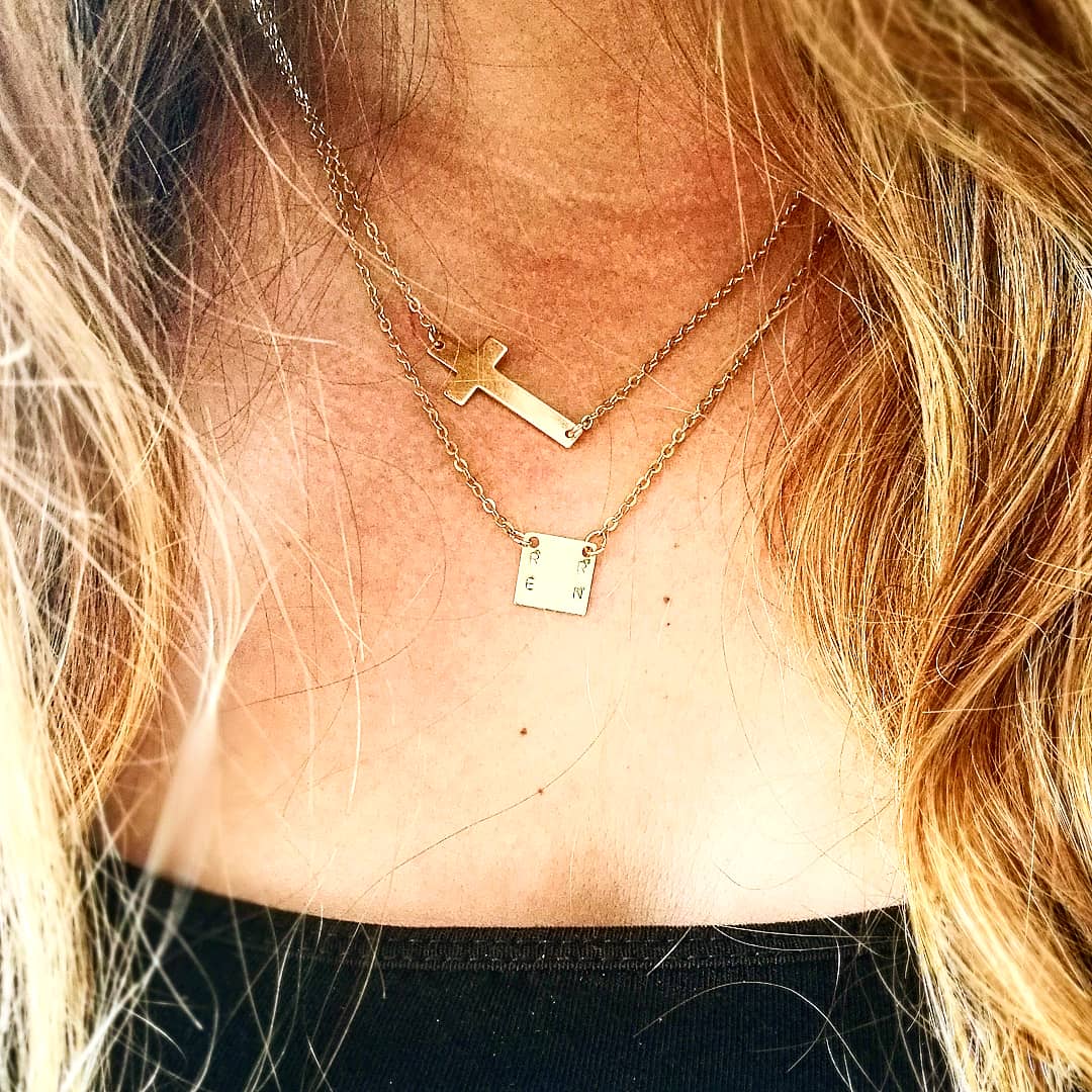 ketting met 4 initialen - gouden ketting met square hanger en 4 unieke initialen - gepersonaliseerde sieraden van lux & luz