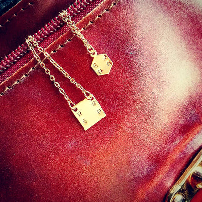 ketting met 4 initialen - vierkante hanger van goud met initialen - gepersonaliseerde sieraden shop je online bij lux & luz