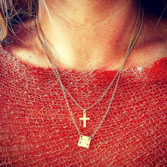 ketting met 4 initialen - gouden ketting met vierkante hanger en 4 unieke initialen - gepersonaliseerde en unieke sieraden - lux & luz your jewelry