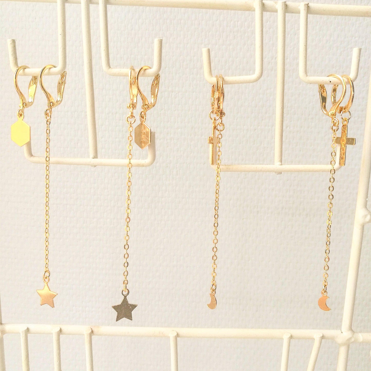 Gouden zeshoek oorbellen voor een curated ear stack, 100% nikkelvrij en hypoallergeen goud voor de meest gevoelige oren.