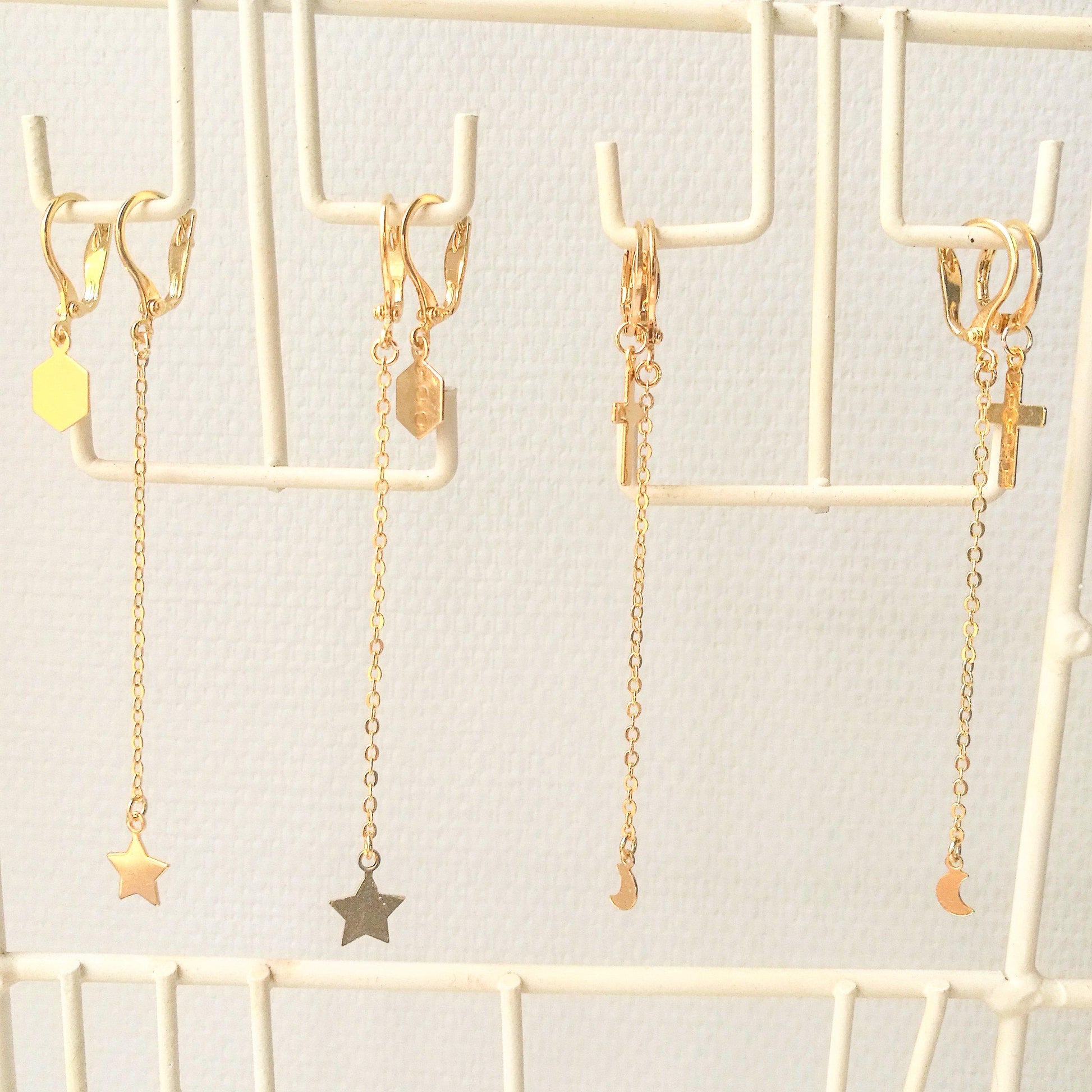 Gouden zeshoek oorbellen voor een curated ear stack, 100% nikkelvrij en hypoallergeen goud voor de meest gevoelige oren.