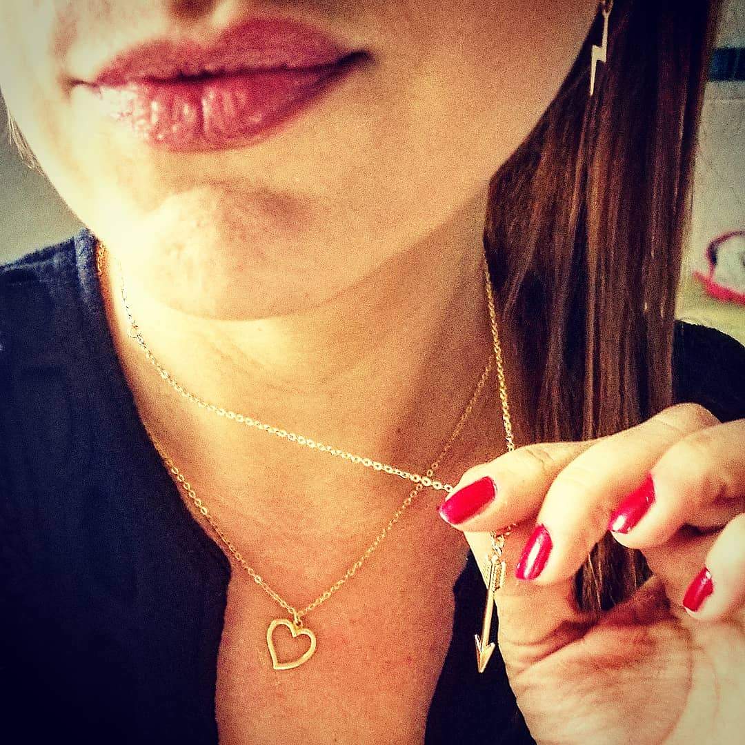 Gouden sieraden set van 14k gold filled inclusief bliksem oorbellen met hangers gedragen door model Lux & Luz