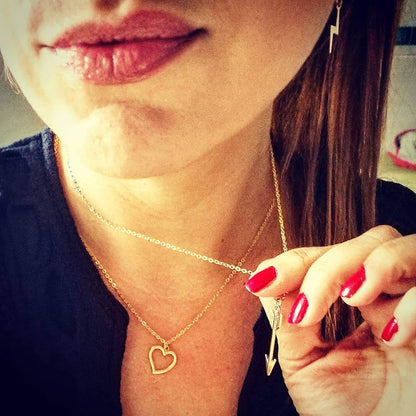 Gouden sieraden set van 14k gold filled inclusief bliksem oorbellen met hangers gedragen door model Lux & Luz